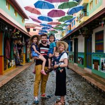 Rodzina z trójką dzieci w Kolumbii