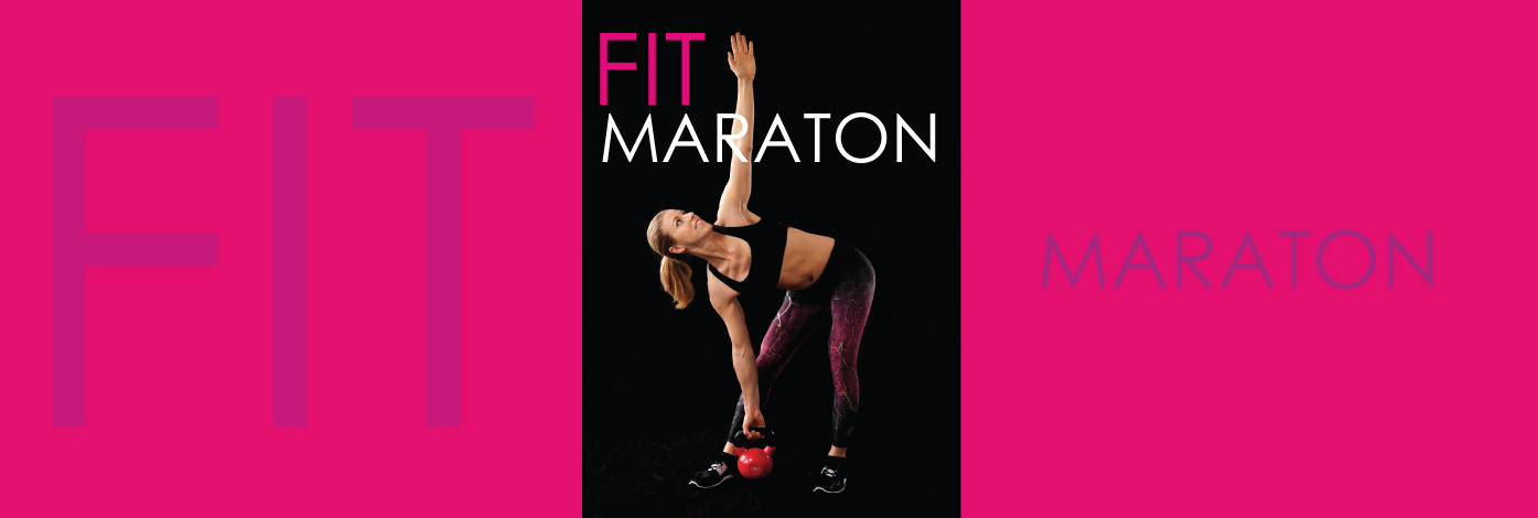 fit maraton, ćwicząca kobieta z ręką wyciągniętą do góry