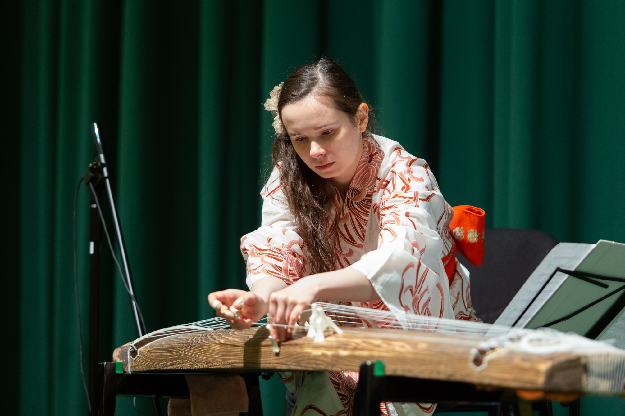 Muzyczka w japońskim stroju grająca na kobo
