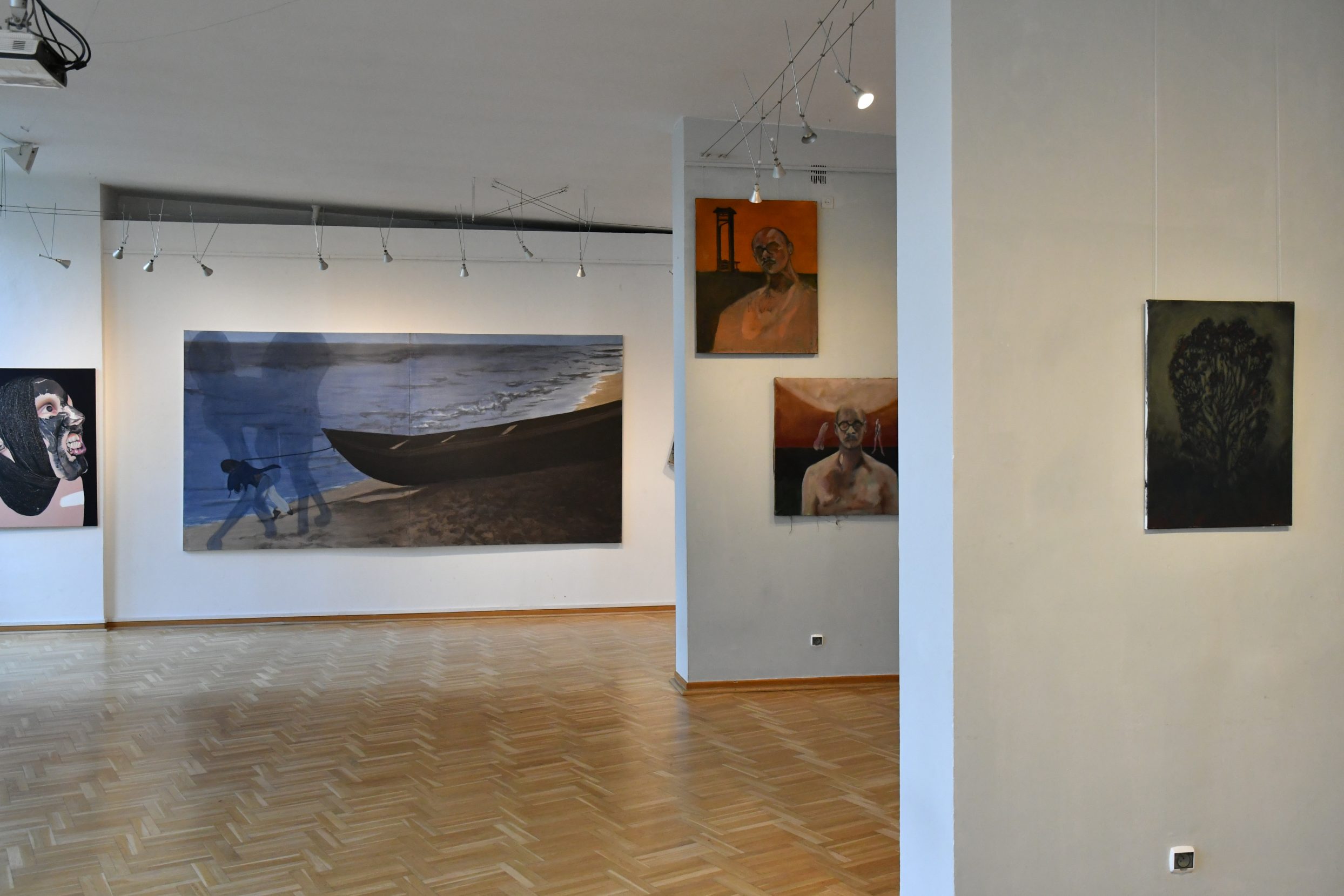 Wnętrze galerii w Centrum Łowicka podczas wystawy "Zobaczymy co będziemy robić"
