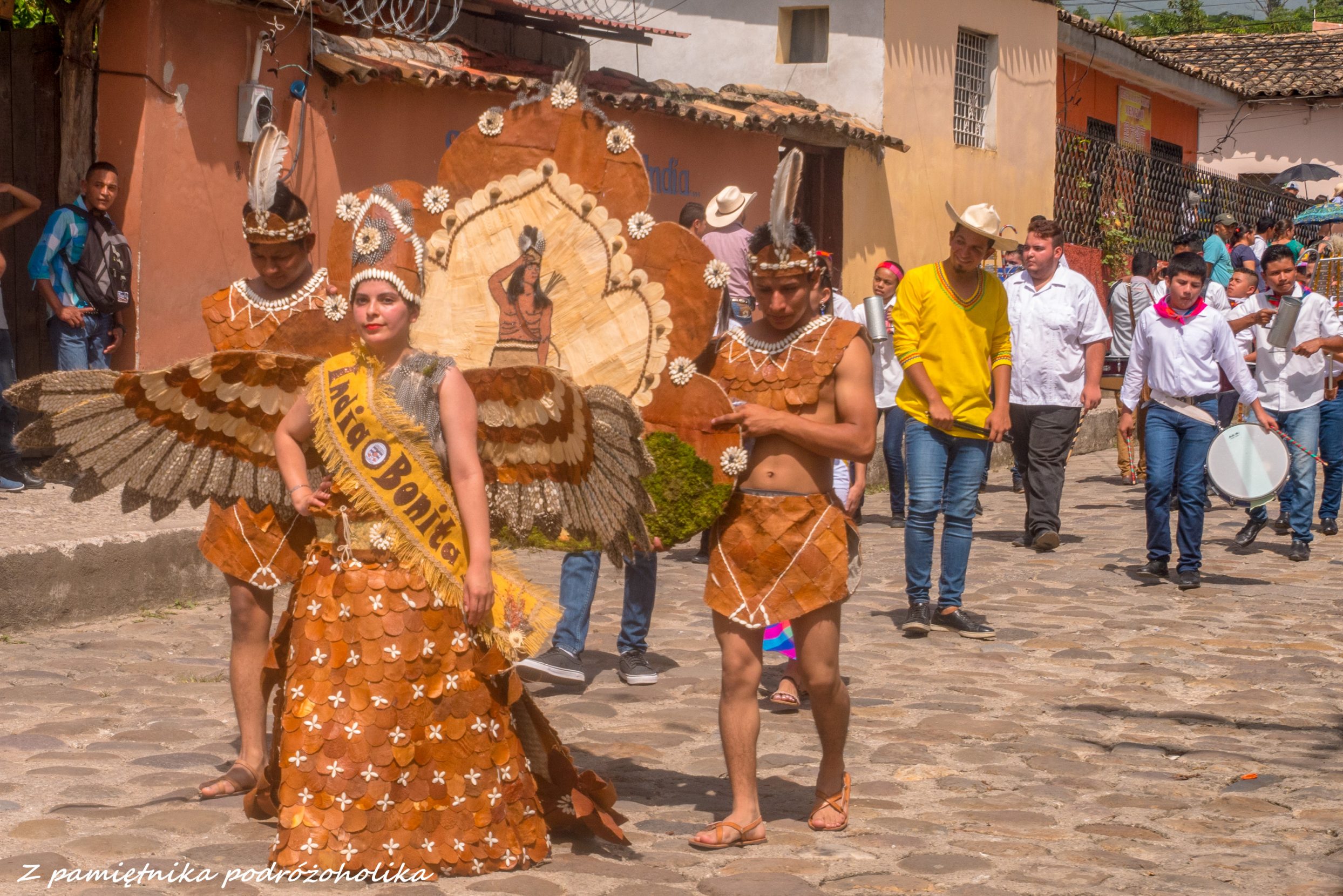 Ludzie na wydarzeniu kulturalnym w Hondurasie.