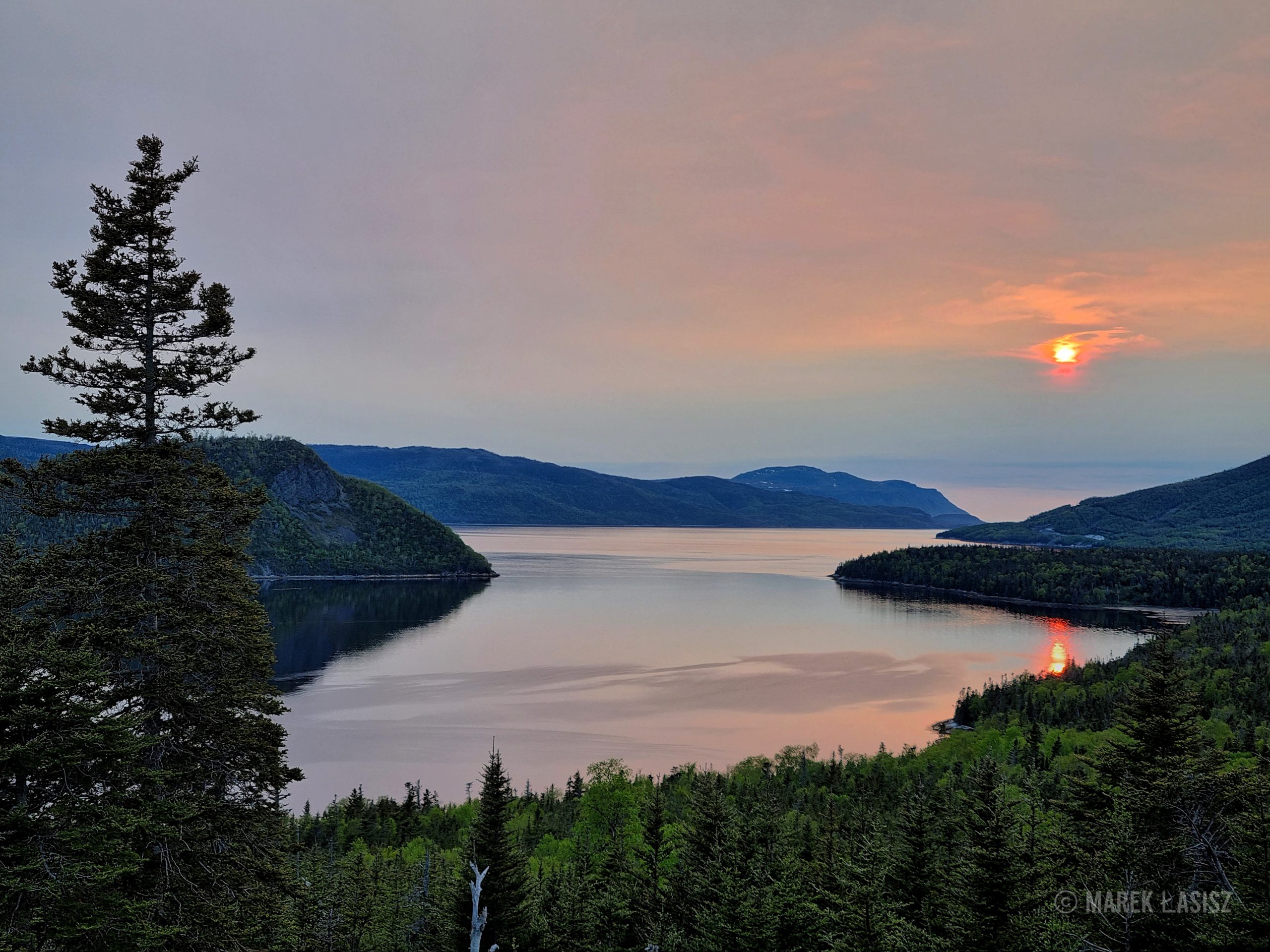 Zachód słońca nad jeziorem w Kanadzie.